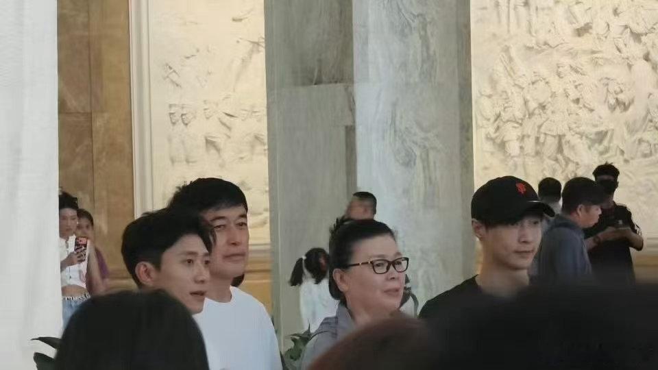 军博偶遇张一山张艺兴军事博物馆偶遇张一山张艺兴 网友在军博偶遇张一山张艺兴意想不