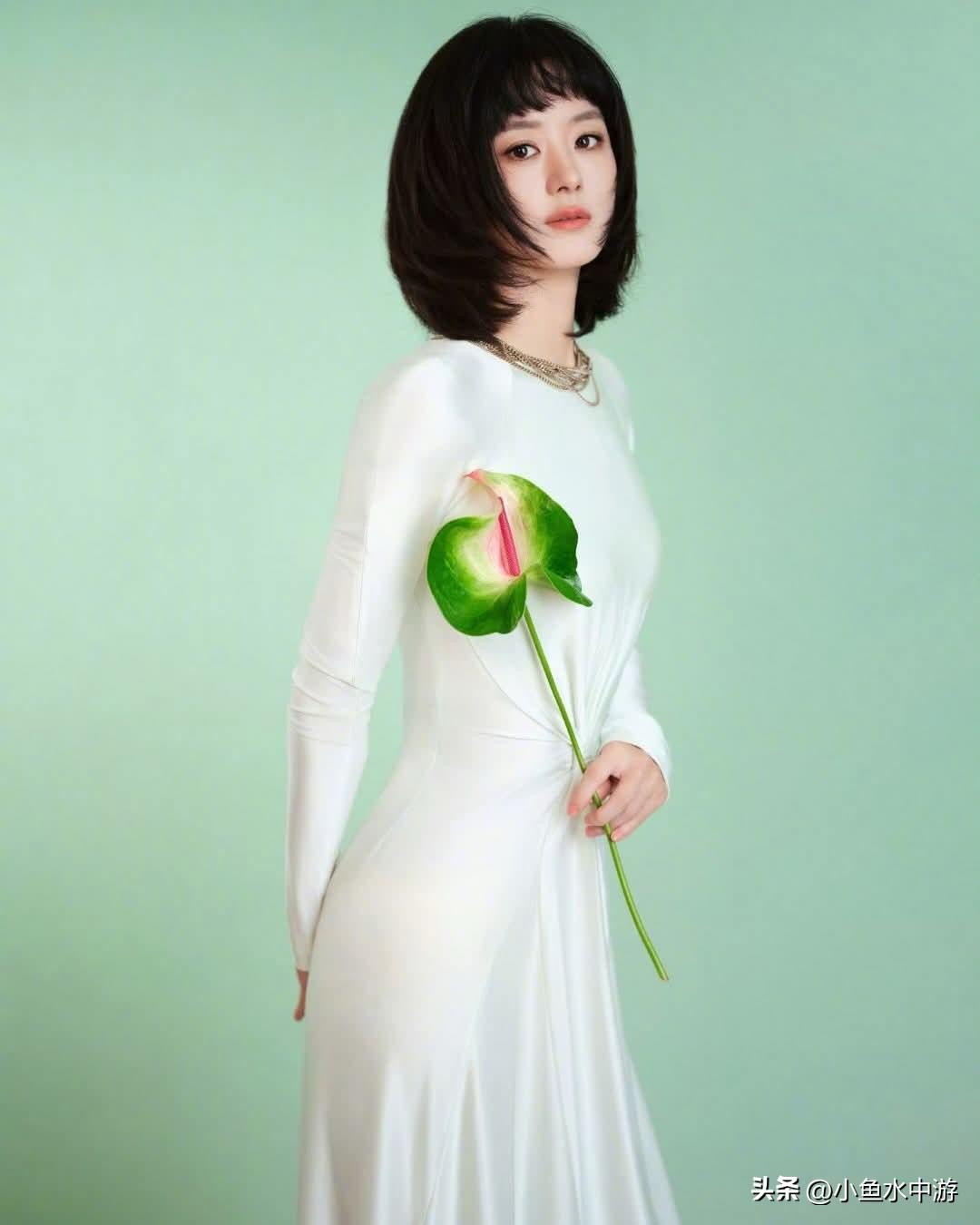 赵丽颖近日在社交平台晒出一组新造型的美照，以短发搭配齐刘海亮相，造型变化惊艳全网