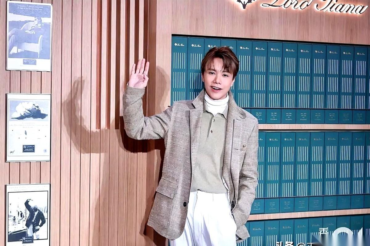 曾经被全网抵制的艺人张敬轩，最近换了一身行头，出现在了香港保安局的名单里。
他的