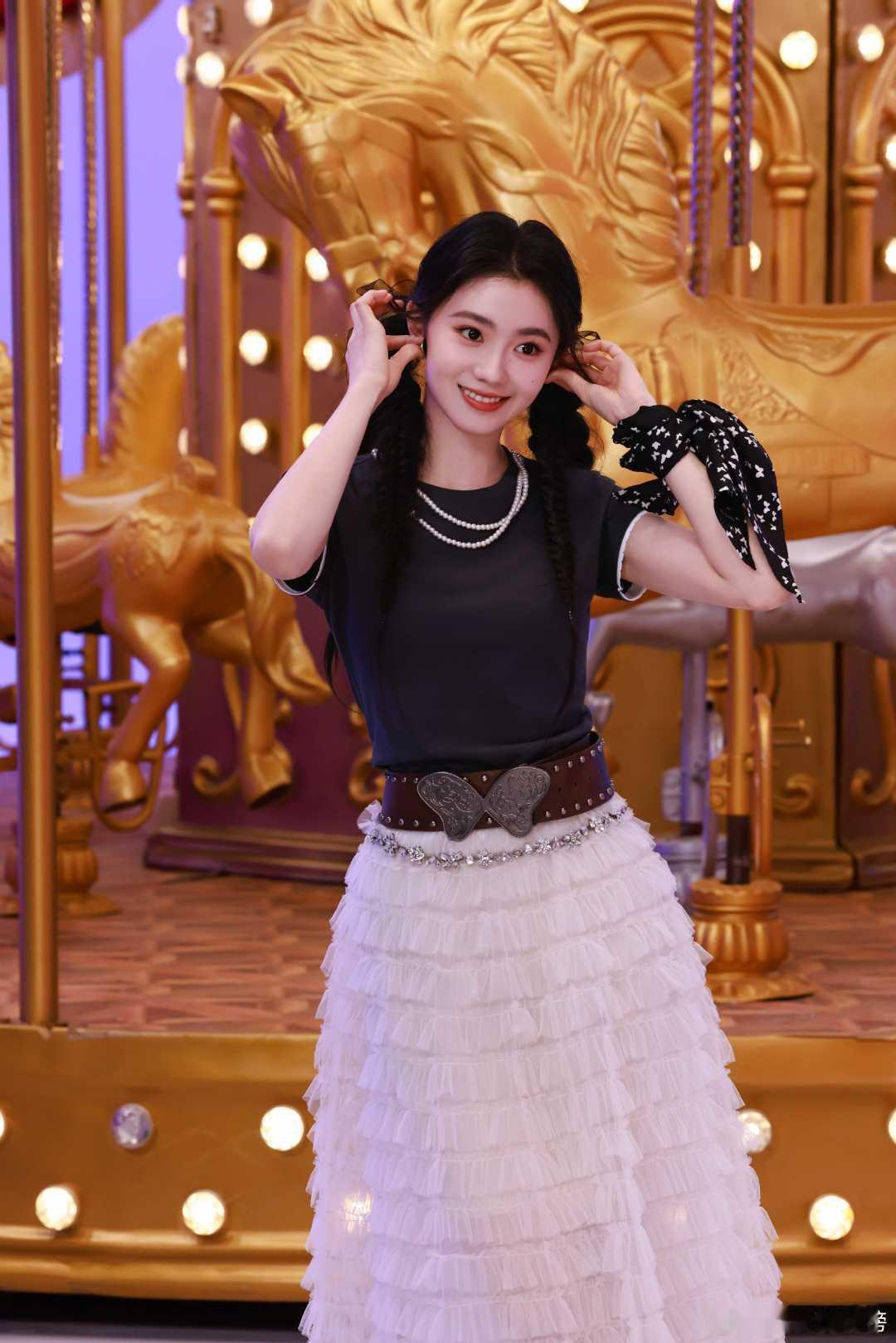 刘浩存新风格美翻了 刘浩存这次亮相彻底打破刻板标签，大背头露出优越骨相，黑长裙衬
