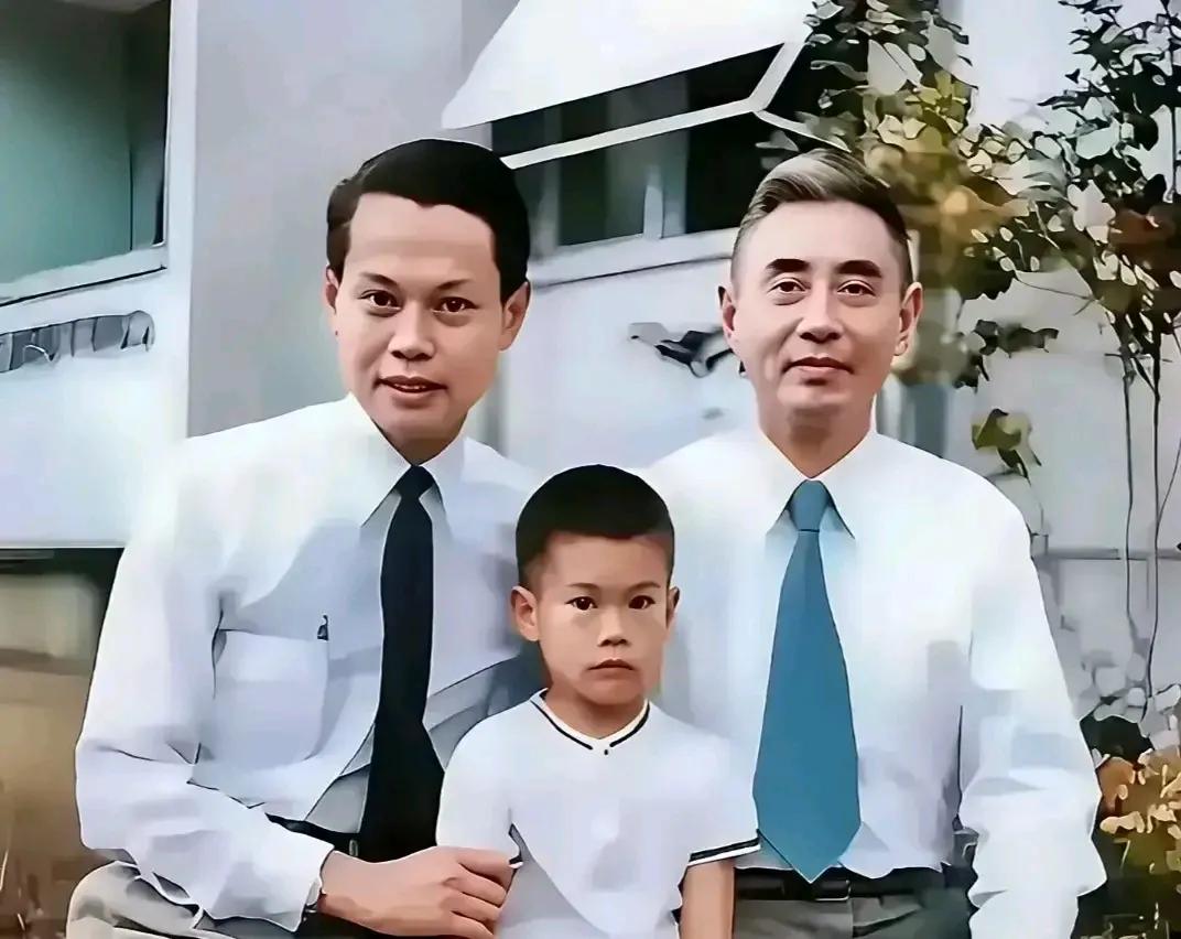 杨振宁的父亲不是一般人
中国第一个数学博士
颜值很高，成就不错
要说他的成就
两