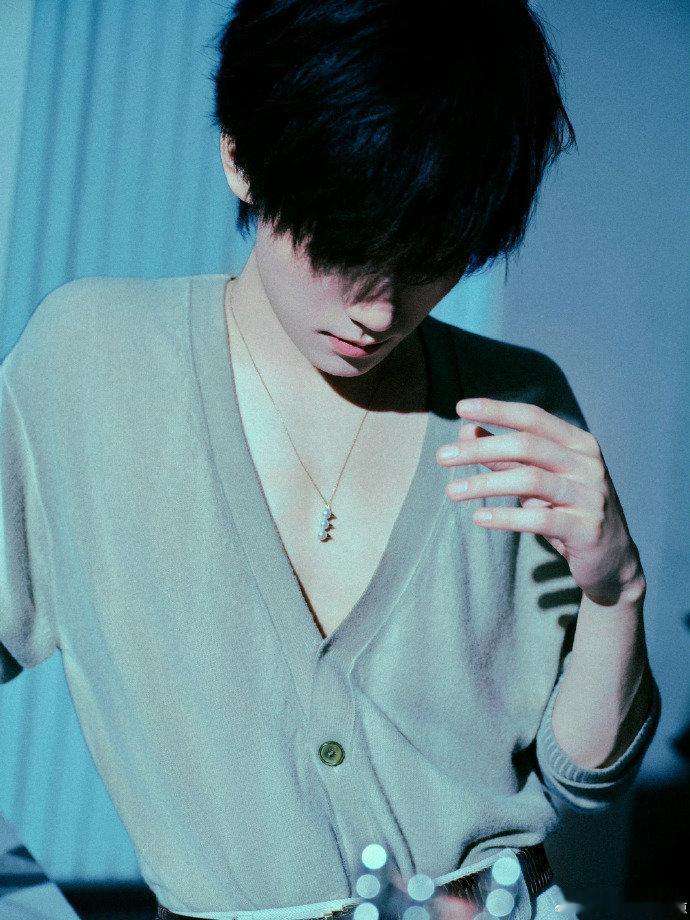 张真源大深V 张真源新歌《无名氏》写真，大深V配珍珠项链太诱惑了吧！张真源无名氏