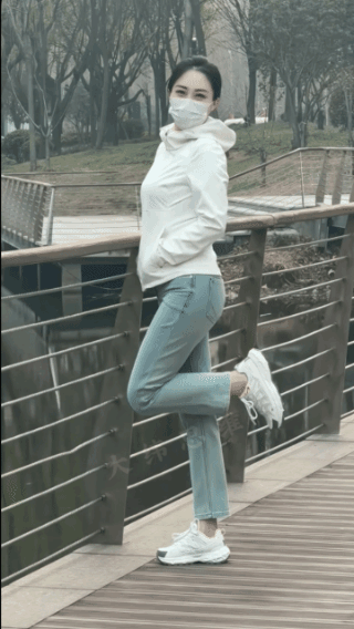 清纯的美女！
千呼万唤始出来，
犹抱琵琶半遮面！
全方位展示，
却从不衣着暴露；