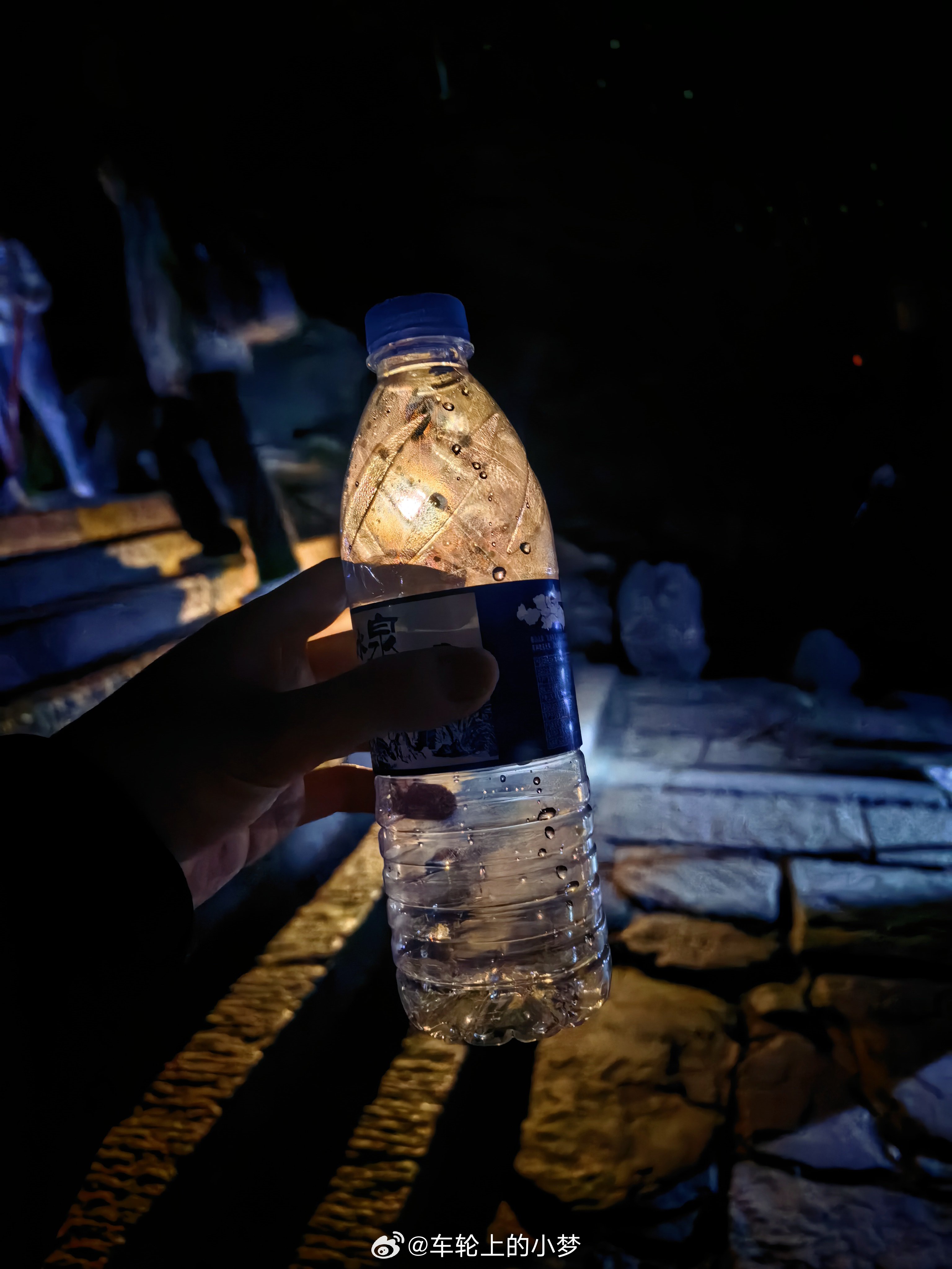 水喝光了。穿着冲锋衣，人已经热疯了 泰安·泰山风景名胜区-中天门