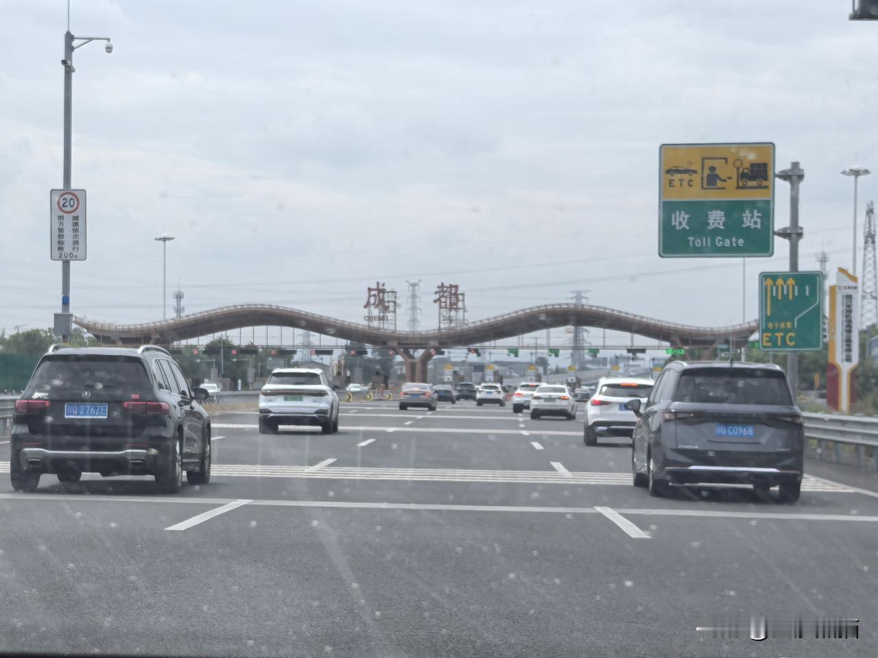 五一大假第2天 成都新机场高速车流增大。
有幸享受假期高速免费的福利，成都天府机