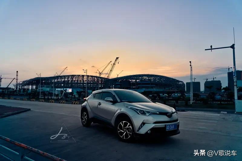 记录我的2026 开丰田RAV4的人群还挺多样的。现代白领女性会选它，外观时尚能