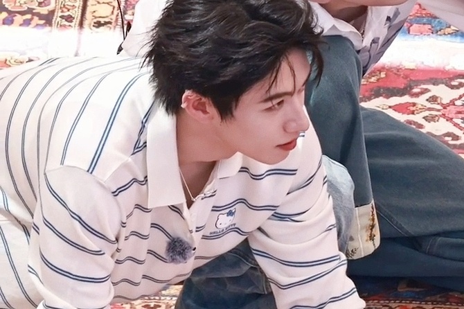 朱志鑫朱志鑫蓝白条纹look｜朱志鑫一路向海的少年 ｜朱志鑫衣服上有hellok