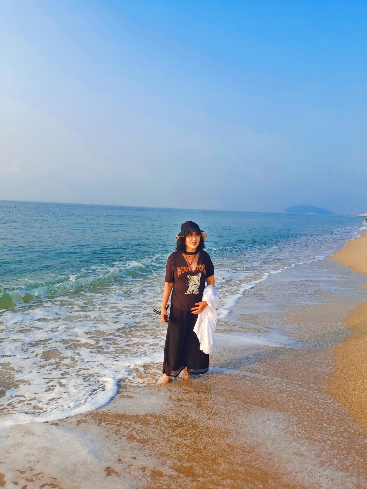 静度清夏
 
不问是非不问心，
唯将安康伴自身。
快慢由我从容过，
有缘同赏夏日