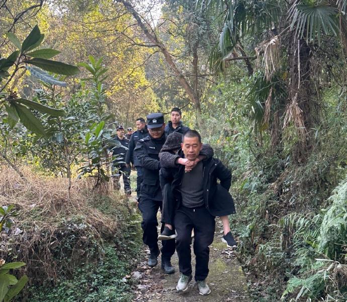 翻越复杂山道找回走失阿尔茨海默病老人！寒夜坚守、合力攻坚，用不放弃的守护，为家人