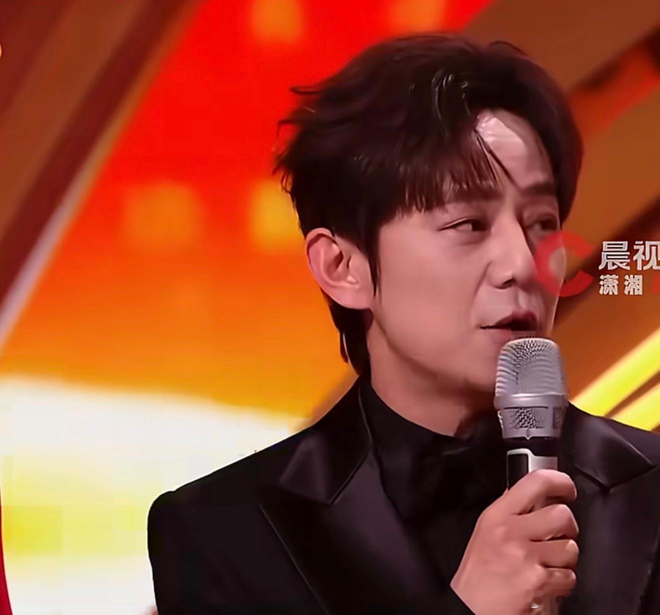 何炅“彩排吼了一晚上，我不难受，别心疼我”看得出来何老师彩排的时候唱嗨了，想唱就