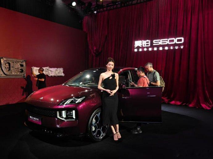昊铂S600，这款车型以其独特的溜背轿跑设计和双动力系统吸引了众多目光。它不仅拥