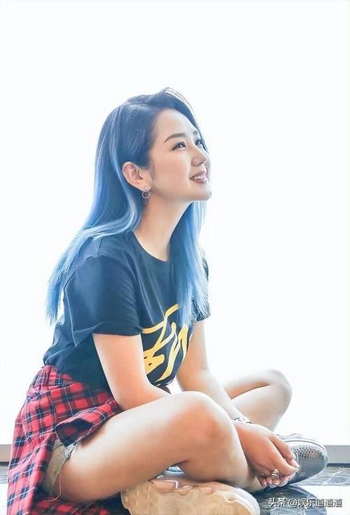 何洁在2025年播客中直言，索尼音乐全靠LBI利比的《跳楼机》“活着”。这首歌洗