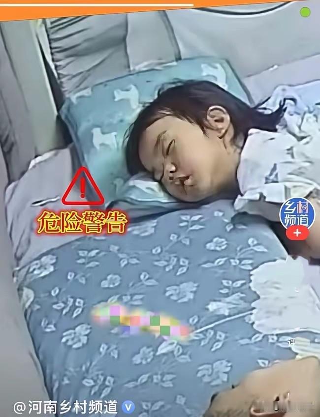 江苏一家三口妈妈睡前躺在床上玩手机，女儿和爸爸都已入睡，妈妈无意间一扭头，突然发