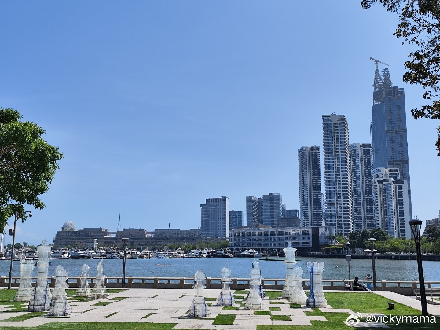 【防波堤公园】就是海上世界往海边方向转左沿海边走十多分钟，有渔港、灯塔的位置，天