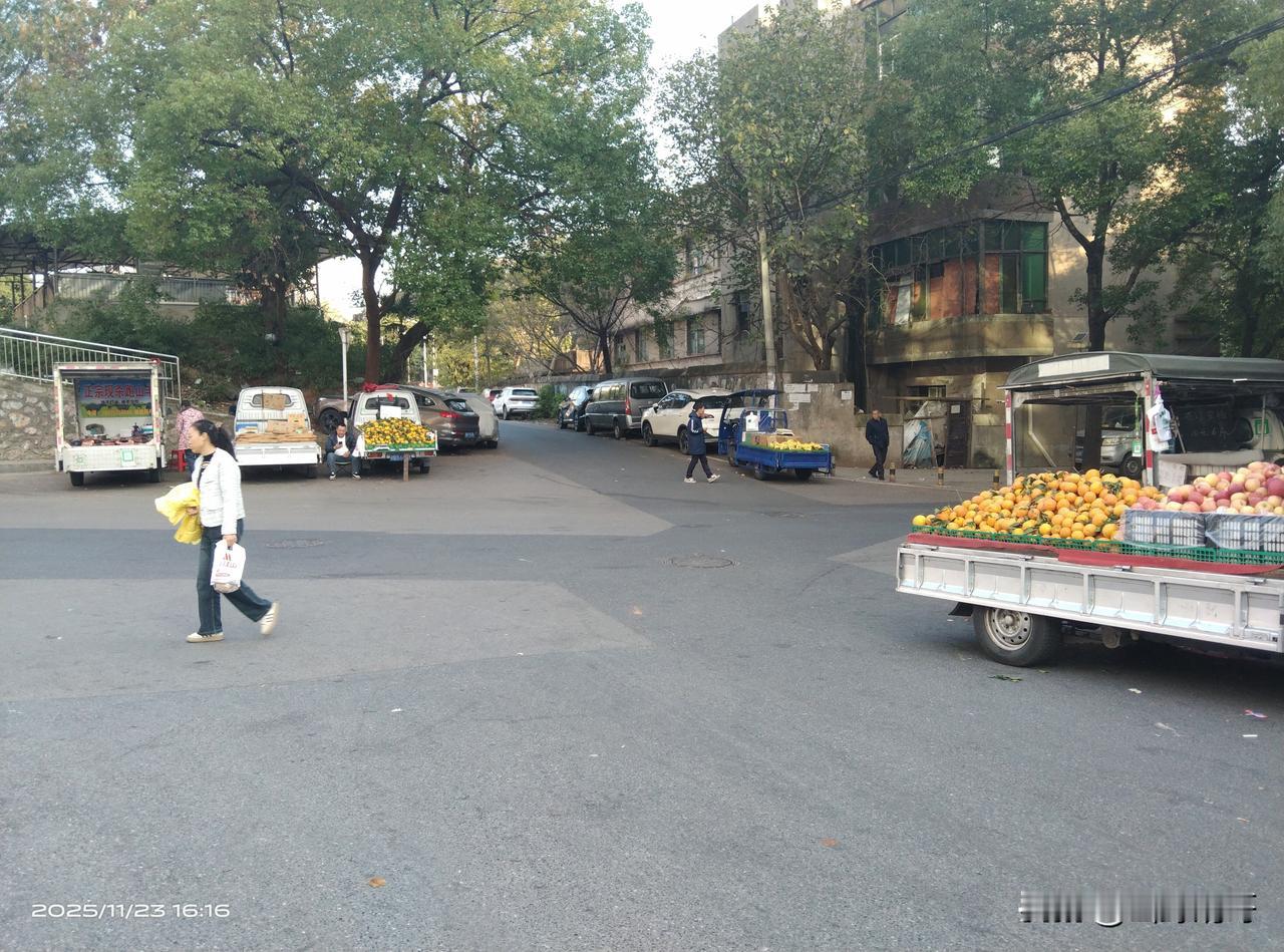 分享我这周有趣的事：快过年了，经济紧张，找钱困难。街边摆卖位置紧张，大家都只想找