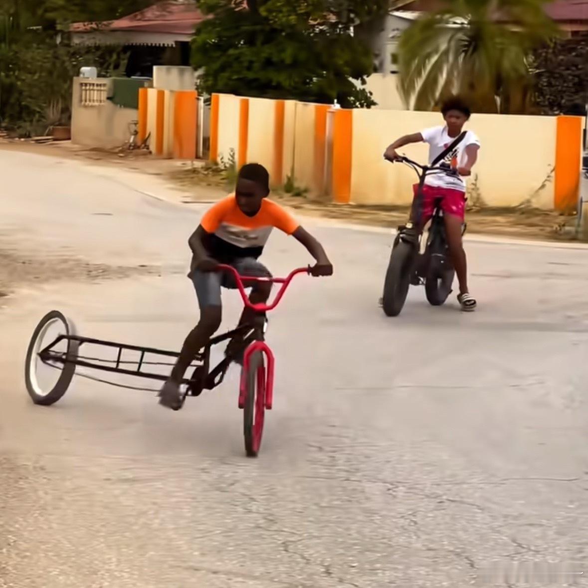 那些有趣的自行车设计：图一：自行车Plus，下车有难度，只能中午骑图二：自行车L