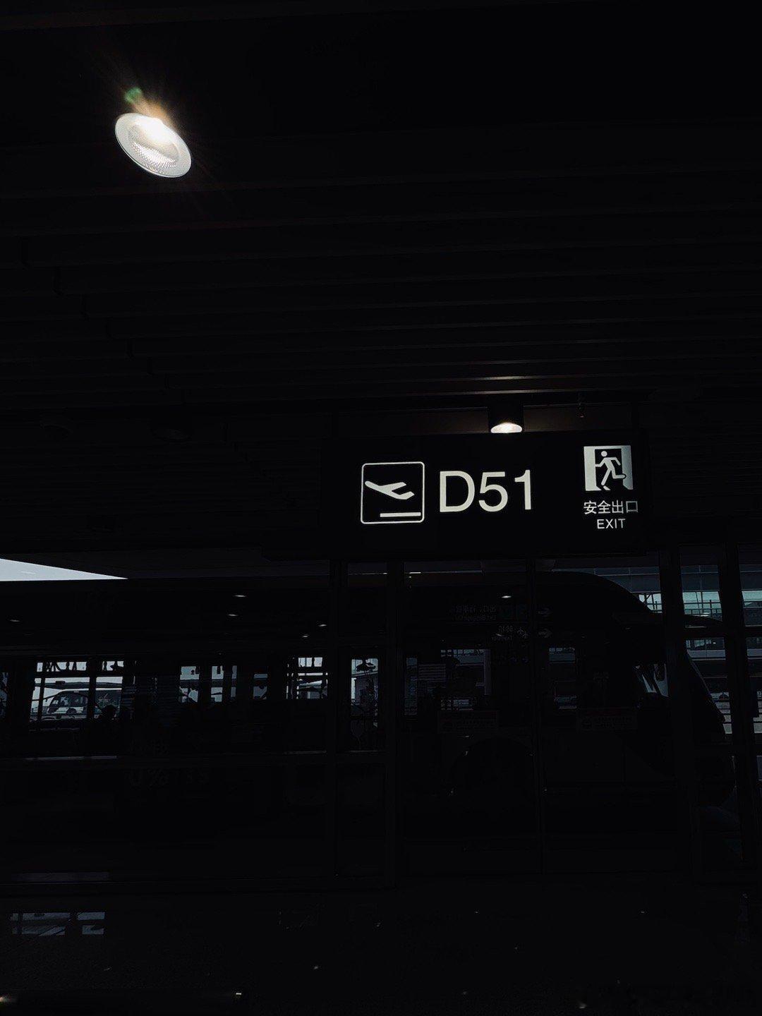 一大早涨见识先坐小火车 再坐摆渡车也是震惊到了[偷笑]我与汽车的日常中国国际航空