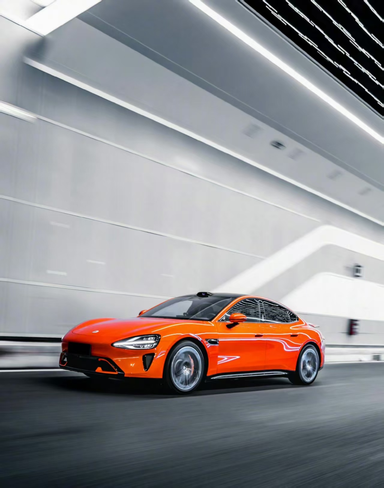 雷军称小米汽车熔岩橙配色敢买的人太少其实熔岩橙在现实里看到确实很亮眼，回头率拉满