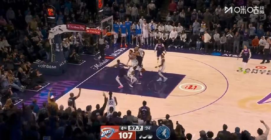 华子一攻两防杀死雷霆：这才是超级巨星该有的样子！
 
当亚历山大最后3秒的持球被