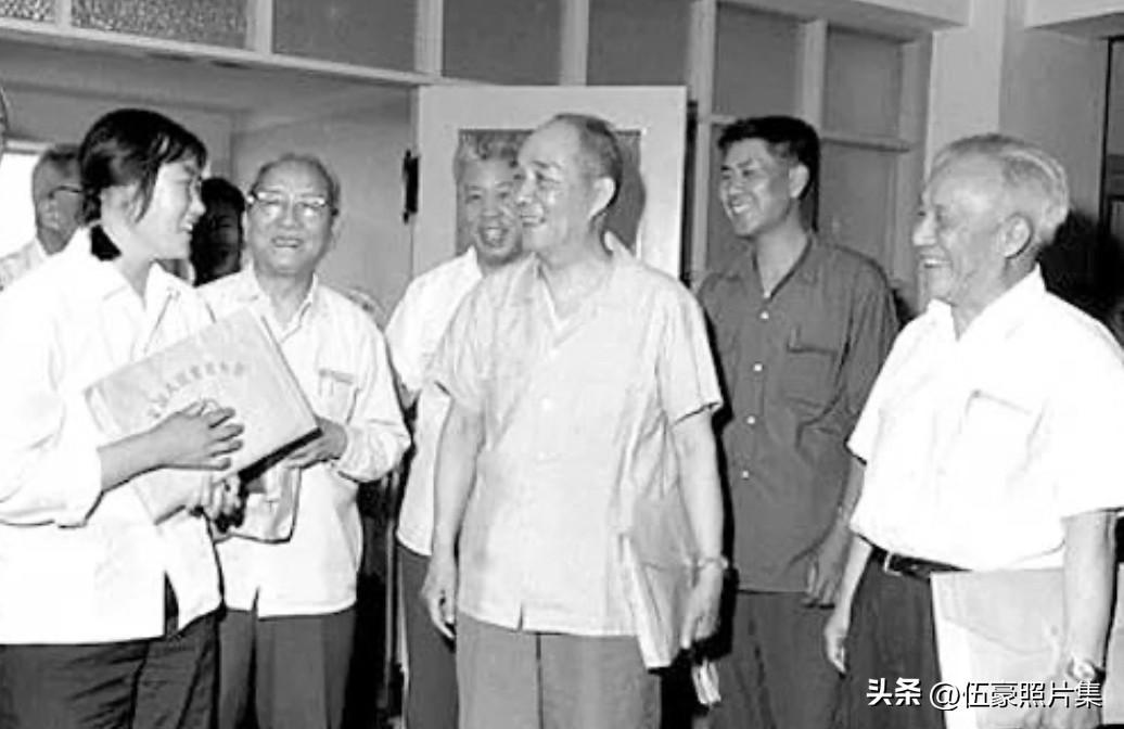 1979年6月22日，在五届人大二次会议上，最高人民检察院检察长黄火青（右三）在