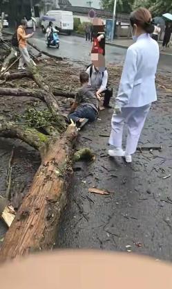 到底谁该负责？四川泸州51岁男子跟邻居大姐结伴去医院看风湿病，刚在路边停好车还没