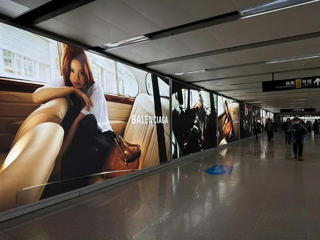 巴黎世家好宠杨超越啊，六套全球首穿上杂志，全新广告大片还未发布直接铺地广，品牌的