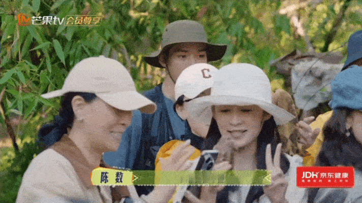 陈数 谁给我拍个照《花儿与少年7》里陈数这段太鲜活！怕乌龟不敢拿，却急着喊“谁给