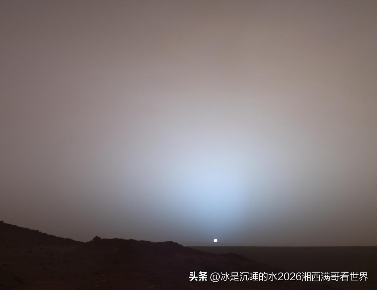 这张图片是美国NASA在火星上的探测器抓拍的太阳落山的照片，荒凉、空寂、沙尘漫天
