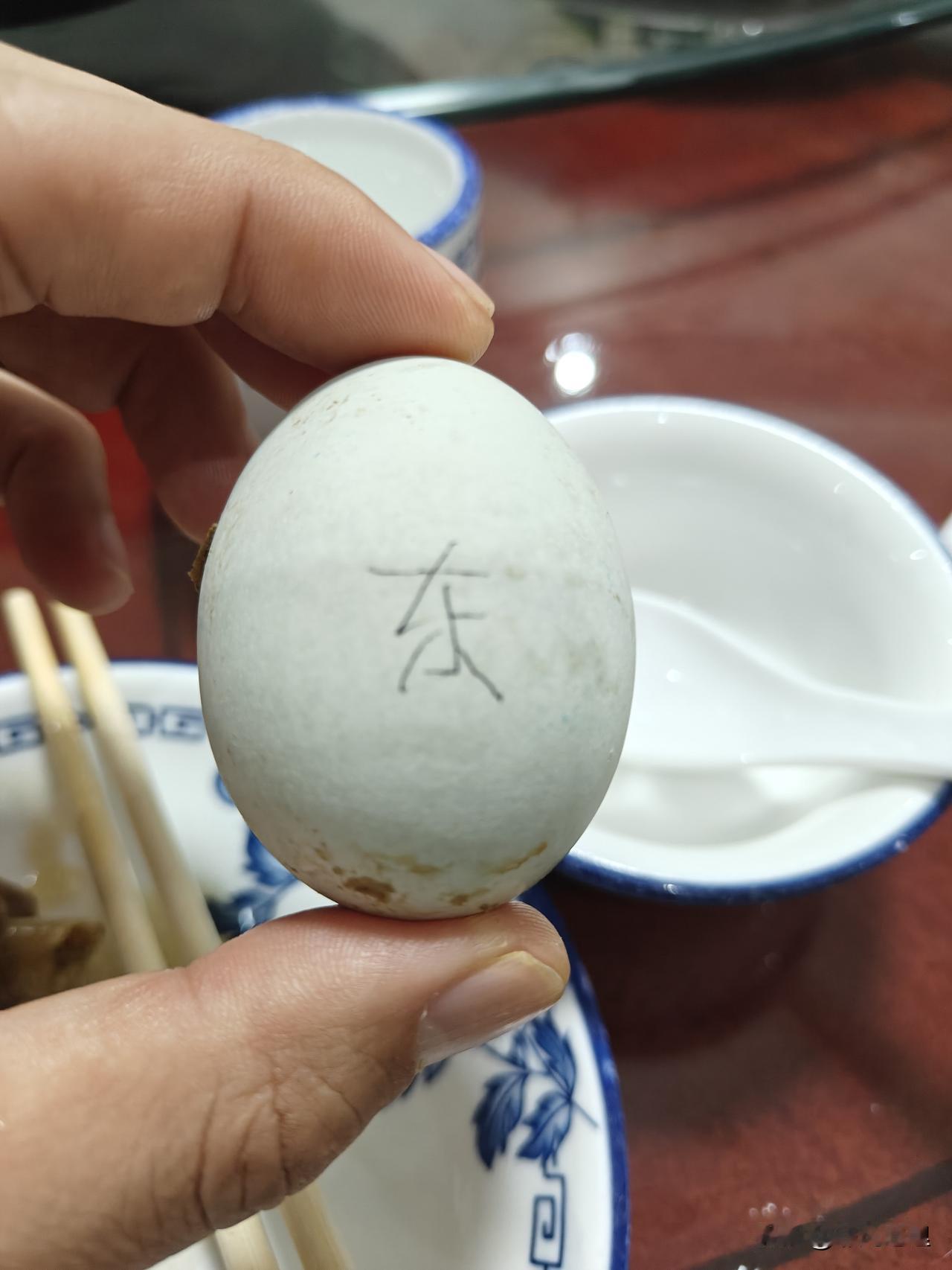 估计很多人都不知道为啥鸡蛋上面有写的字？

其实我也不知道[捂脸]听人家说这是到