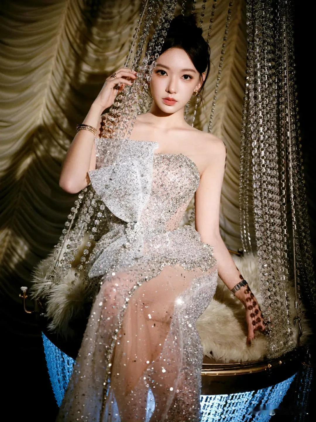 程潇正面回应妆造争议：接受所有评论，愿意采纳有道理的建议！

在12月22日的搜