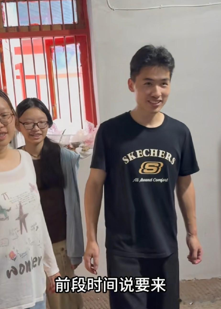 浩男妈妈真好！带孩子回外婆家，还把海军也带上，真的把海军当成自己的孩子。

许建