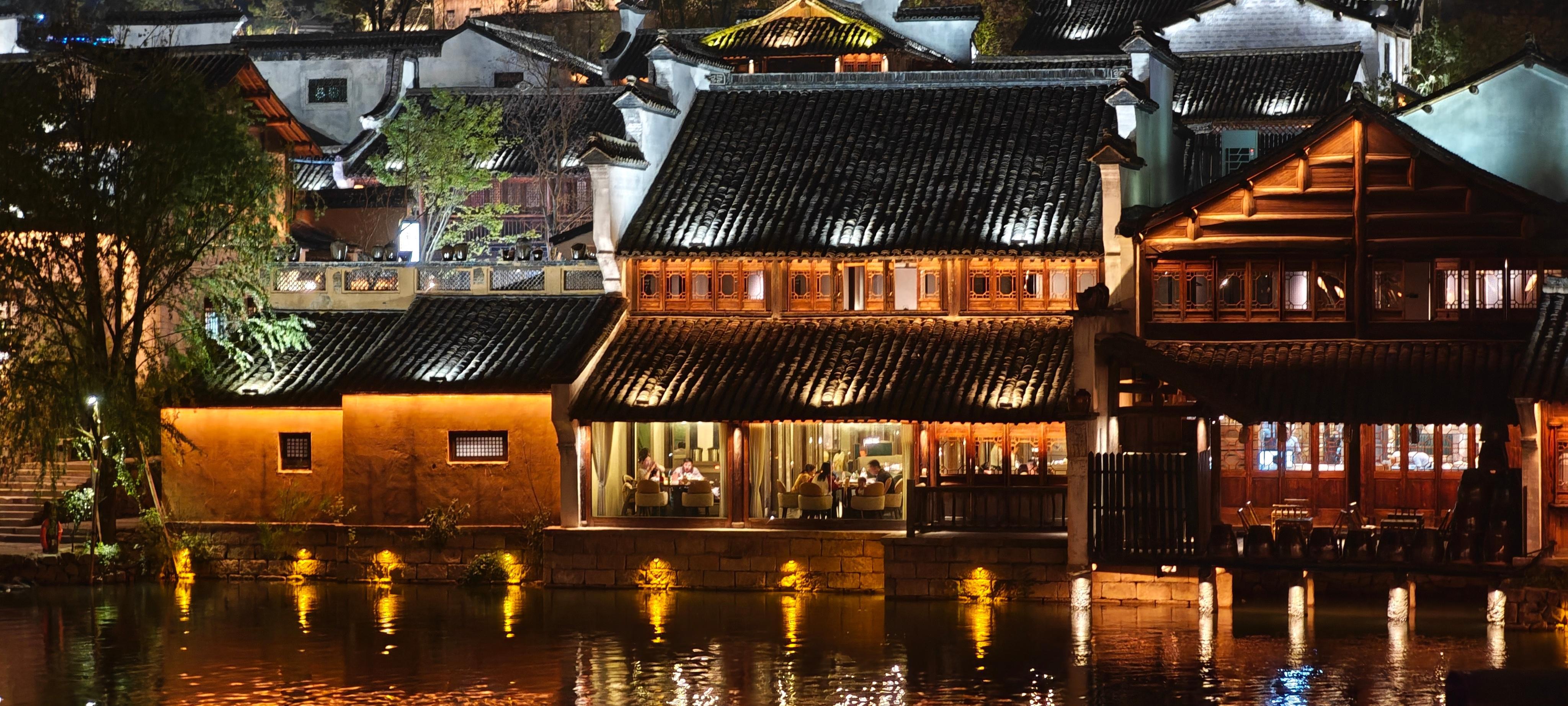 夜幕落下，窑湖小镇的灯火沿着水岸逐渐铺展开来，站在这里，能感受到江南夜色独有的开