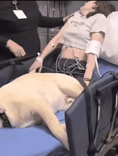 这个女子的表情非常痛苦，不知道的，以为她是得了什么样的重病，其实她这就是在抽风，