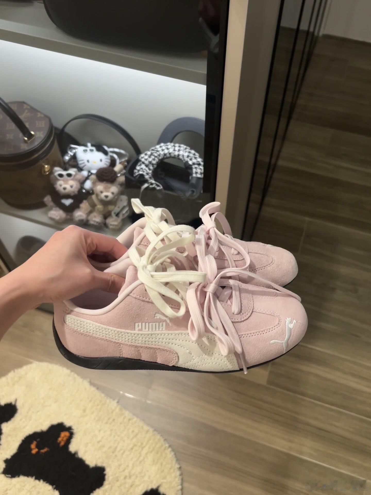 这双粉色PUMA休闲鞋以其清新柔美的色调和精致细节，展现出活力与时尚感并存的少女