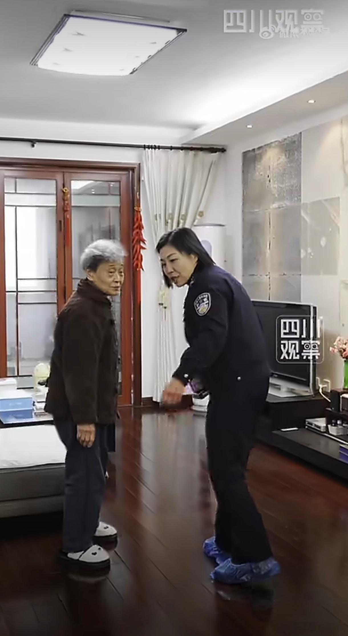 撒贝宁春晚后台被武汉老乡投喂 家乡的味道，春晚的温度！邵警官给小撒送鸭脖，小撒教