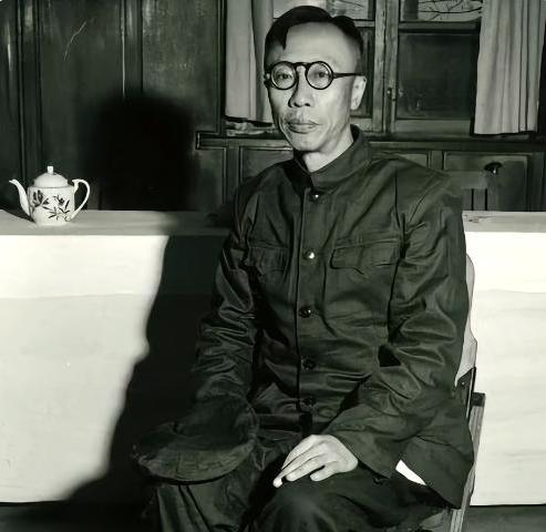 1963年，溥仪在北京街道闲逛，看到一烧饼摊，于是便买了一个。没想到刚吃了一口，