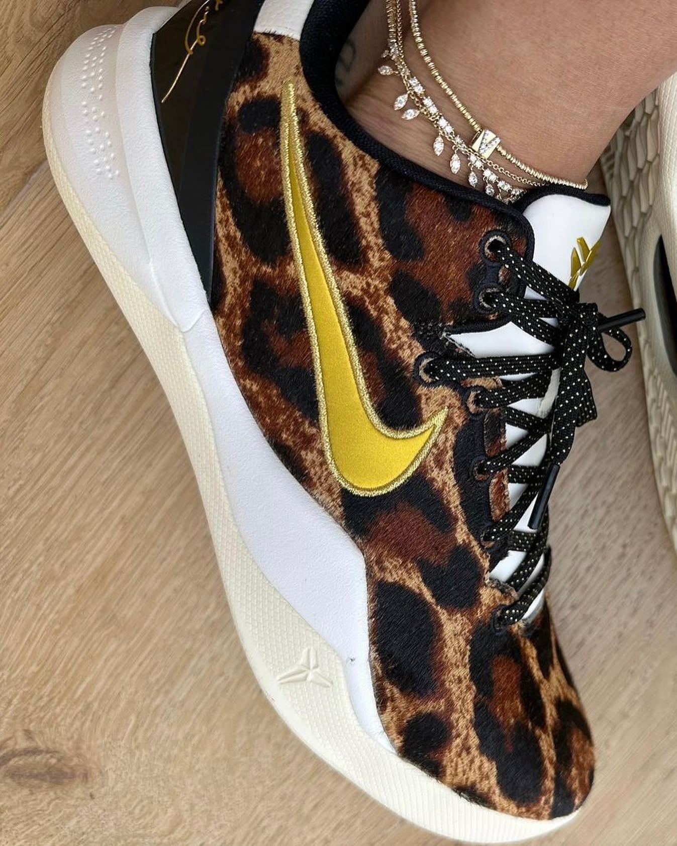 瓦妮莎晒出了一双“LEOPARD”Nike Kobe 8 PE，有点帅啊！ ​​