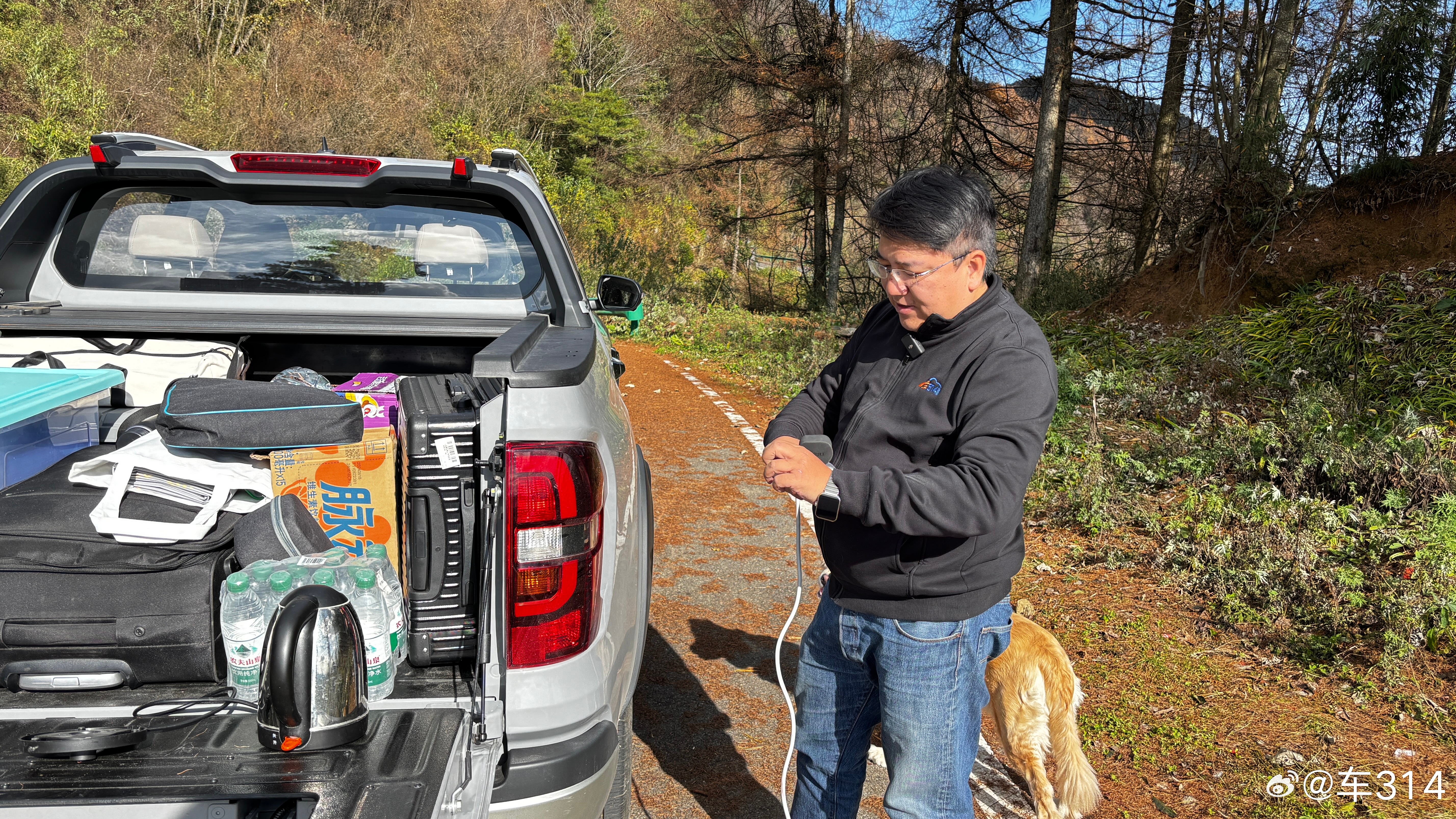 从十八月潭转道光雾山，因为所谓的森林防火封路，只能原路返回，实在是饥肠辘辘，这也