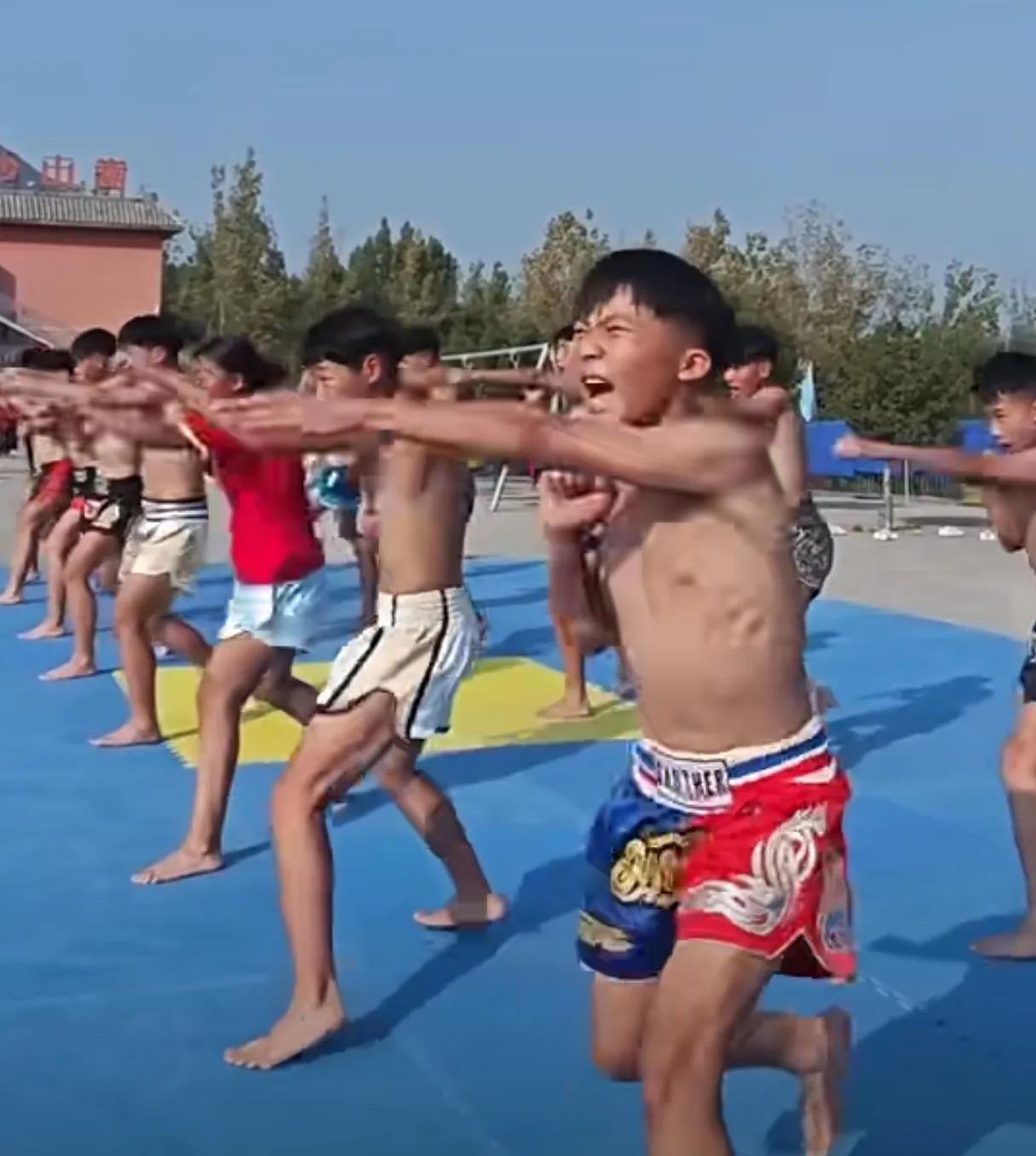 武功出少年，我有坚韧志。强体精气神，中华扬武威。