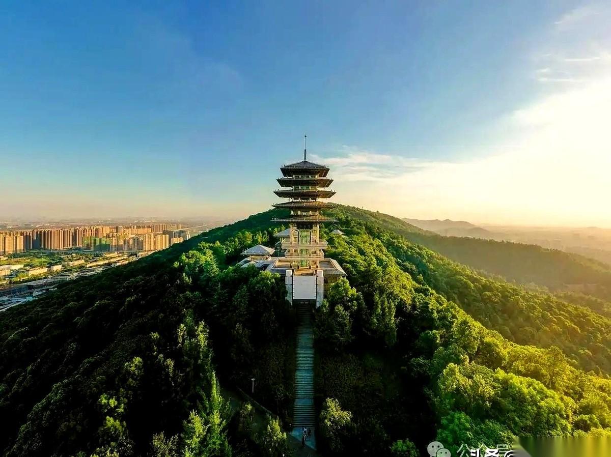 有人抛出了一个细思极恐的观点：比起现在的日本，更值得警惕的是一个“上了岸”的日本