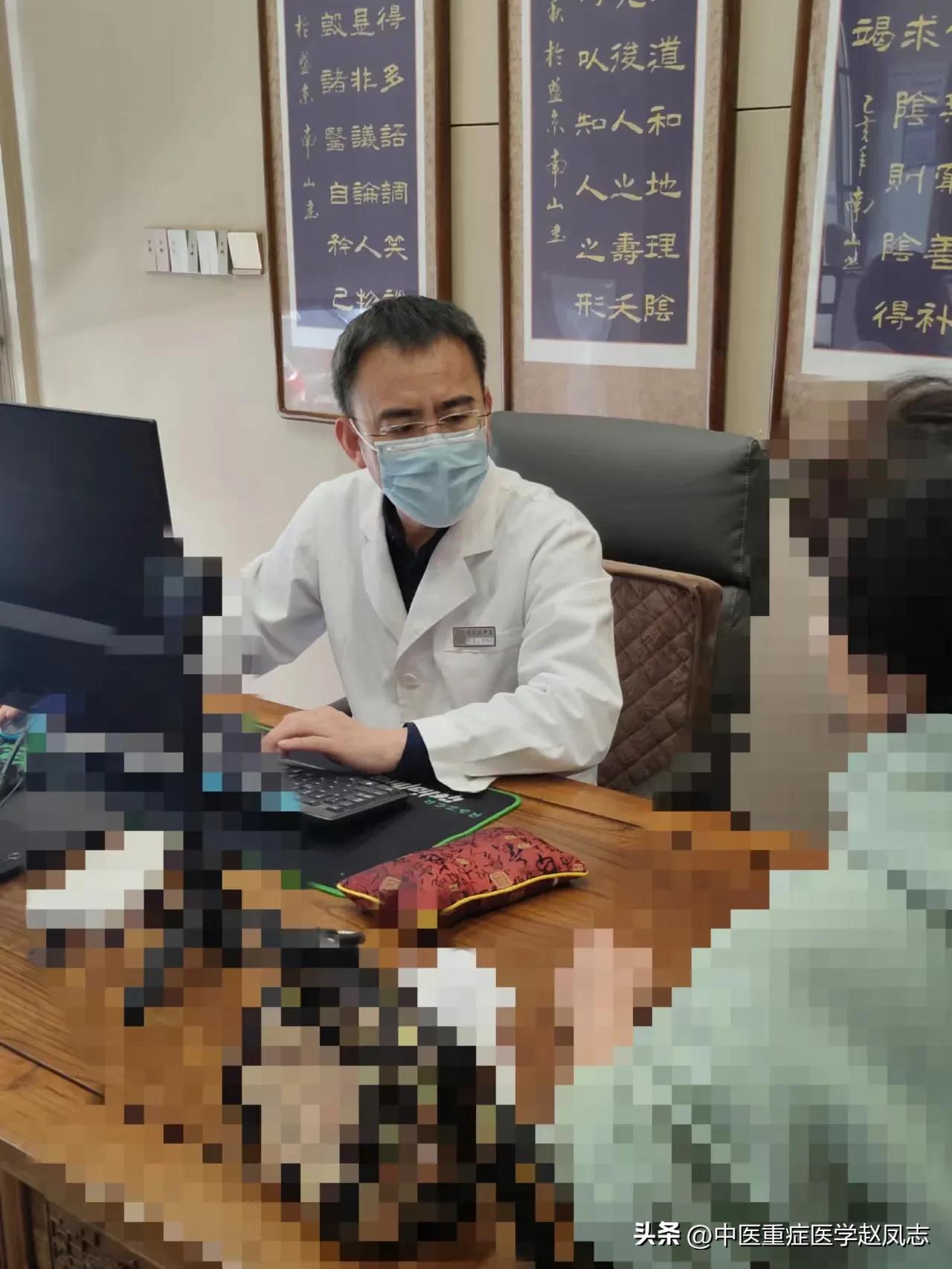 杨女士，左胸和相应后背时常隐隐作痛，遇凉加重，睡眠不好，大便粘腻，最初是姐姐介绍