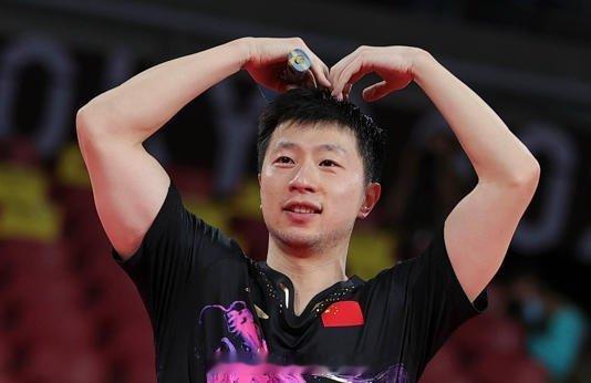 #马龙担任中国开幕式旗手##马龙冯雨担任中国体育代表团旗手##奥运会# 马龙当旗