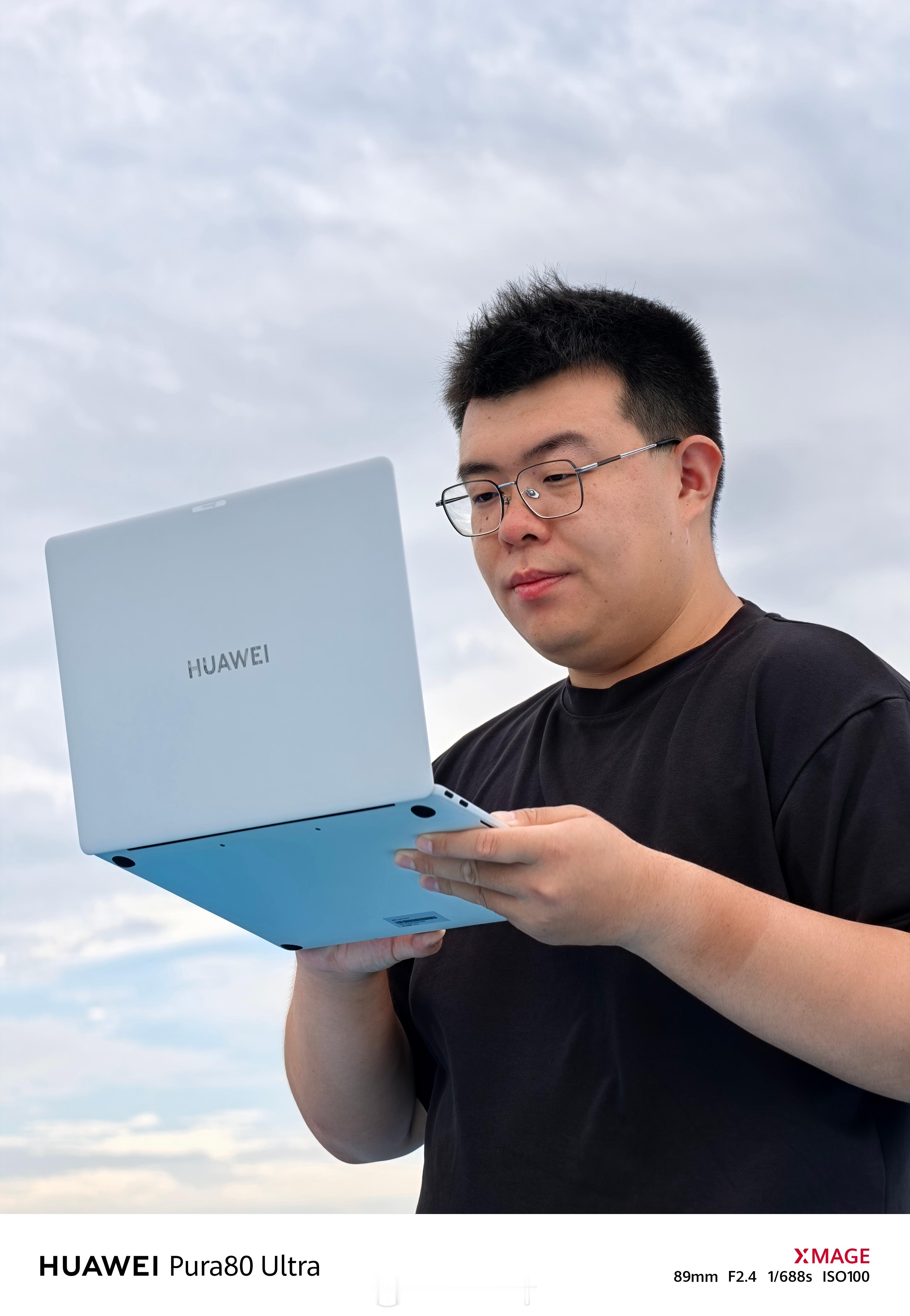 人是有点胖，但坐船是真的爽。海上办公，爽歪歪。现在华为MateBook Pro本