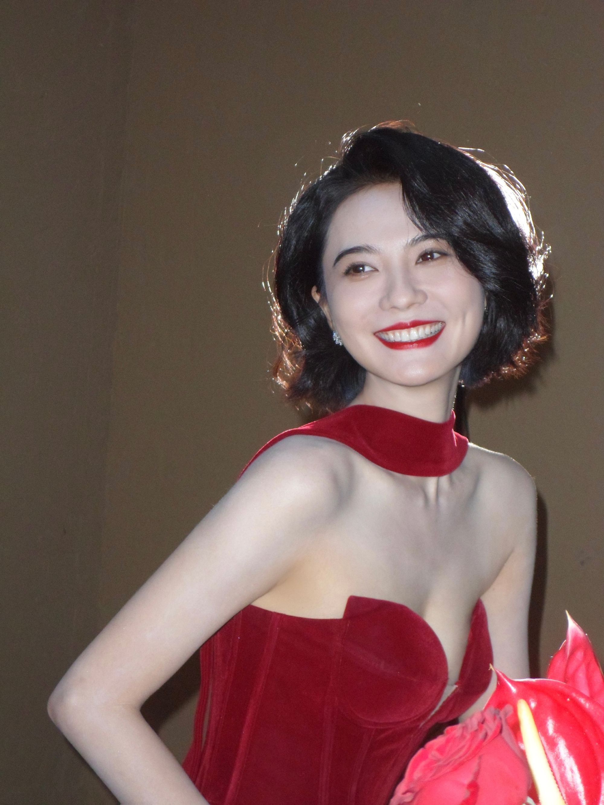 姜珮瑶好明媚的红玫瑰 丝绒抹胸红裙勾勒好身材，姜珮瑶在第六届庐山国际爱情电影周的
