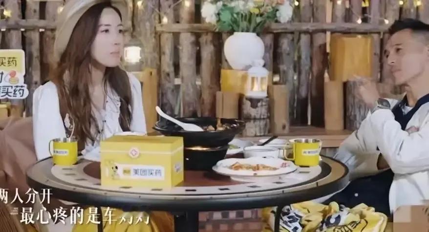 车崇健一句我妈比你重要把李施嬅当场怼哭。
夜里帐篷里灯暗黄，他盘腿坐着像给下属训