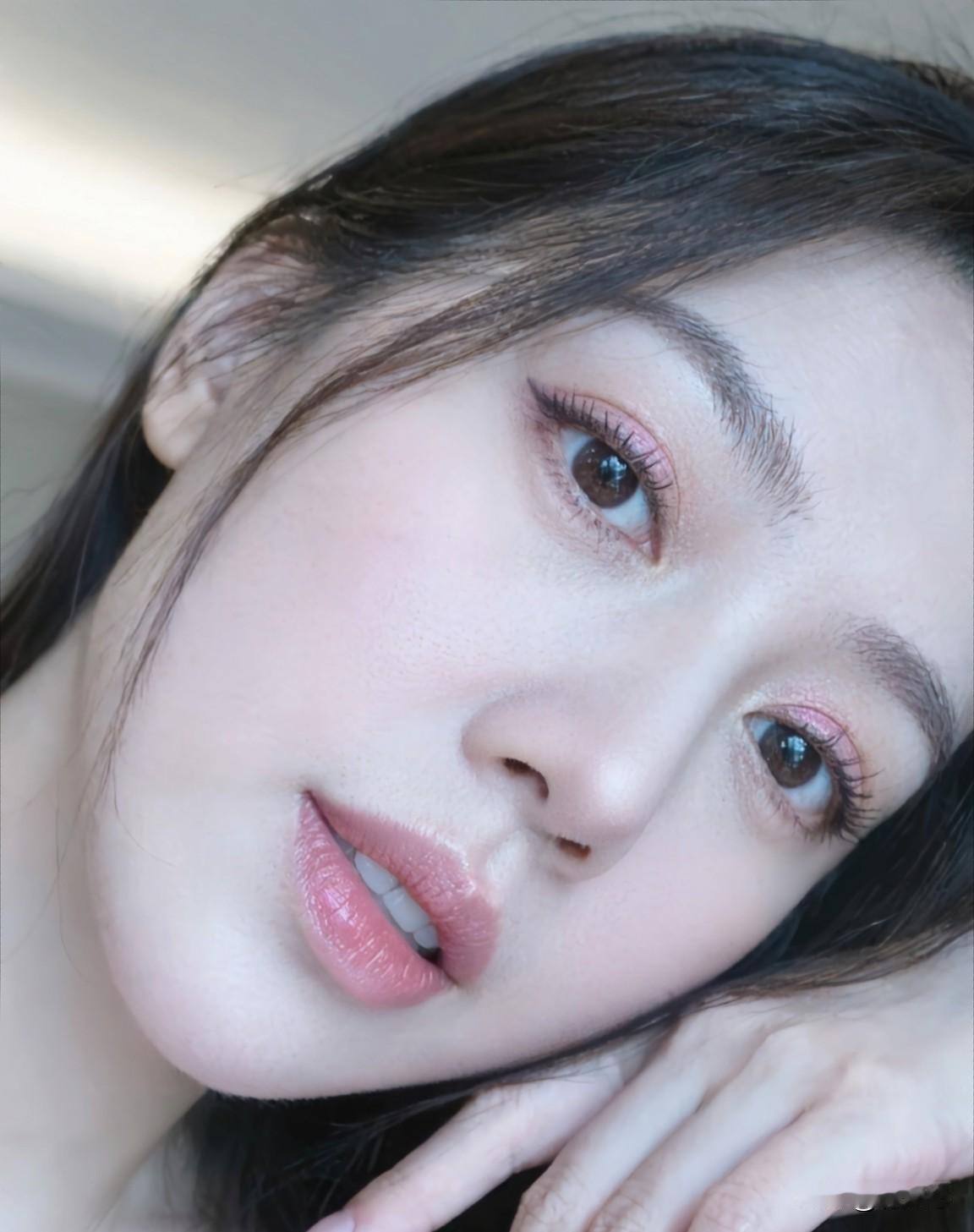 其实挺讨厌自己的，没有一点心眼，过的也稀里糊涂，太重感情，还心软的要命，总是顾及