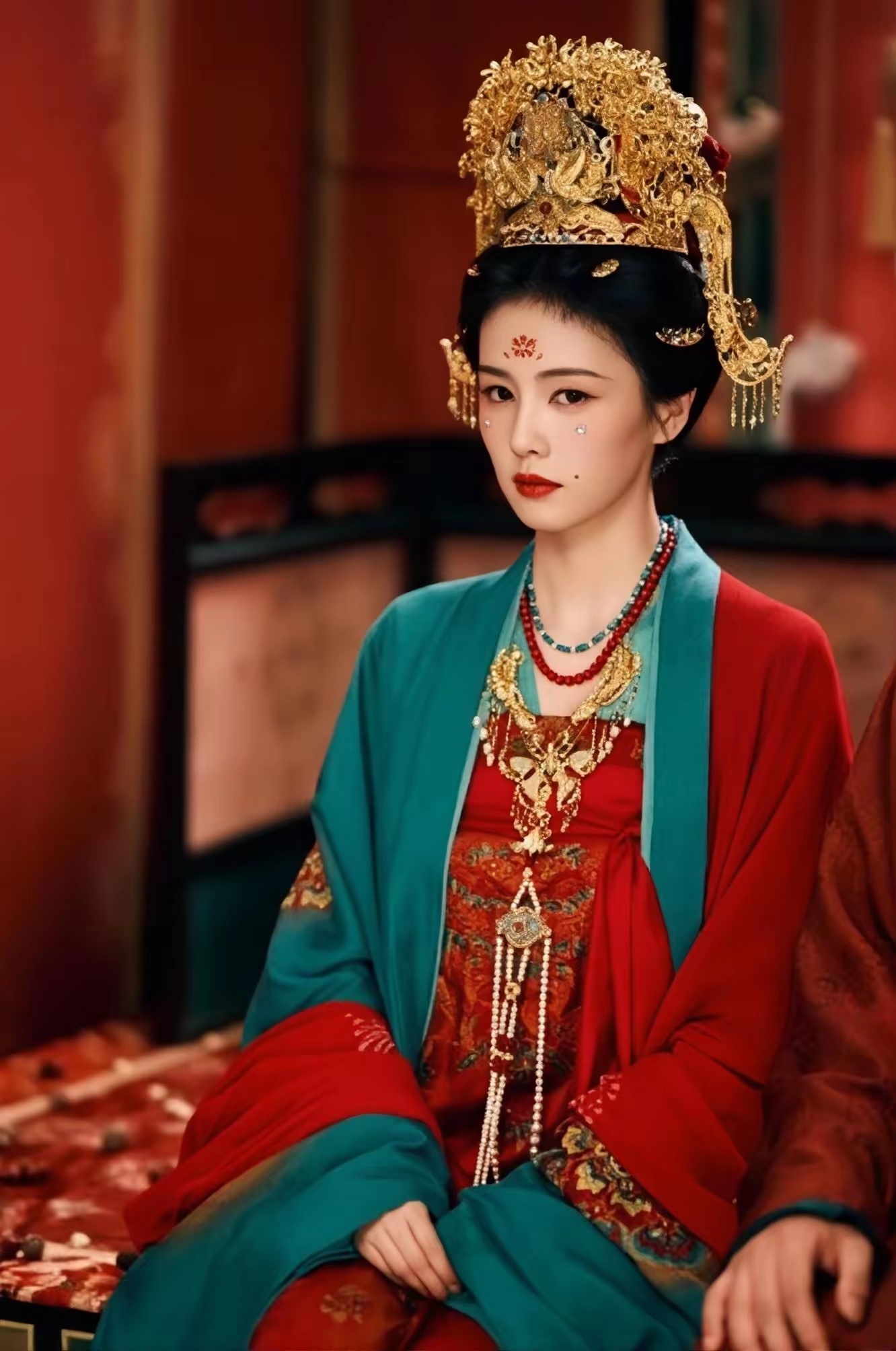 大家有没有觉得，只要是演员白鹿演的剧，但凡她想演出圈就必须得有一个前提条件，那就