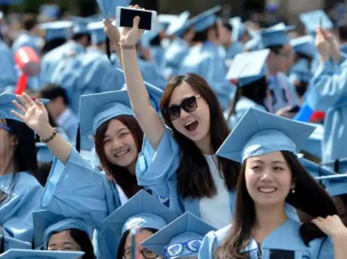 美国真的没招了？买不到稀土，美国财长当场破防：“中国再不卖稀土，我就把几十万留学