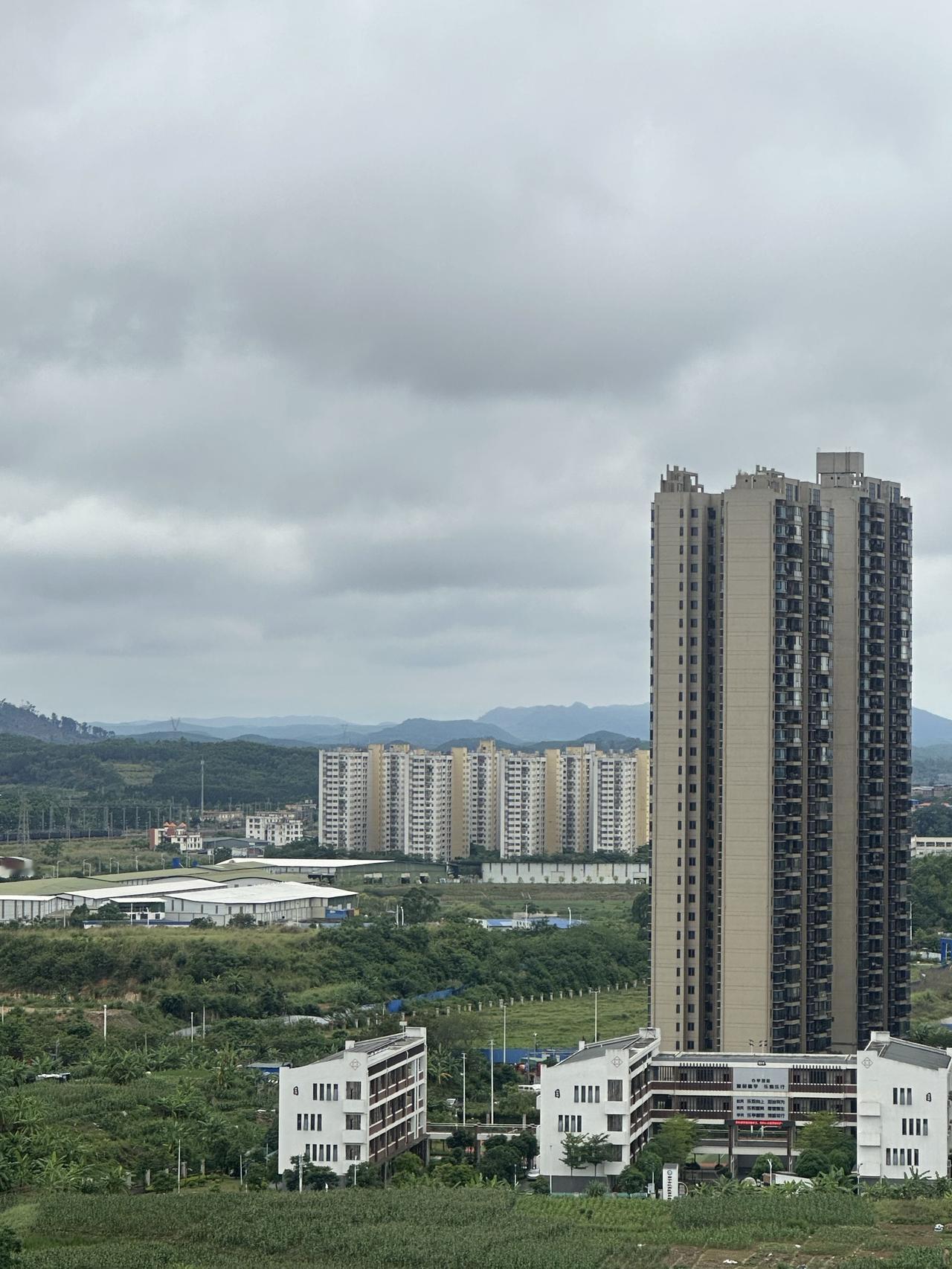 2026年5月21日，星期四，雨转阴
雨下了一整夜直到清晨，窗外细雨淅淅沥沥，