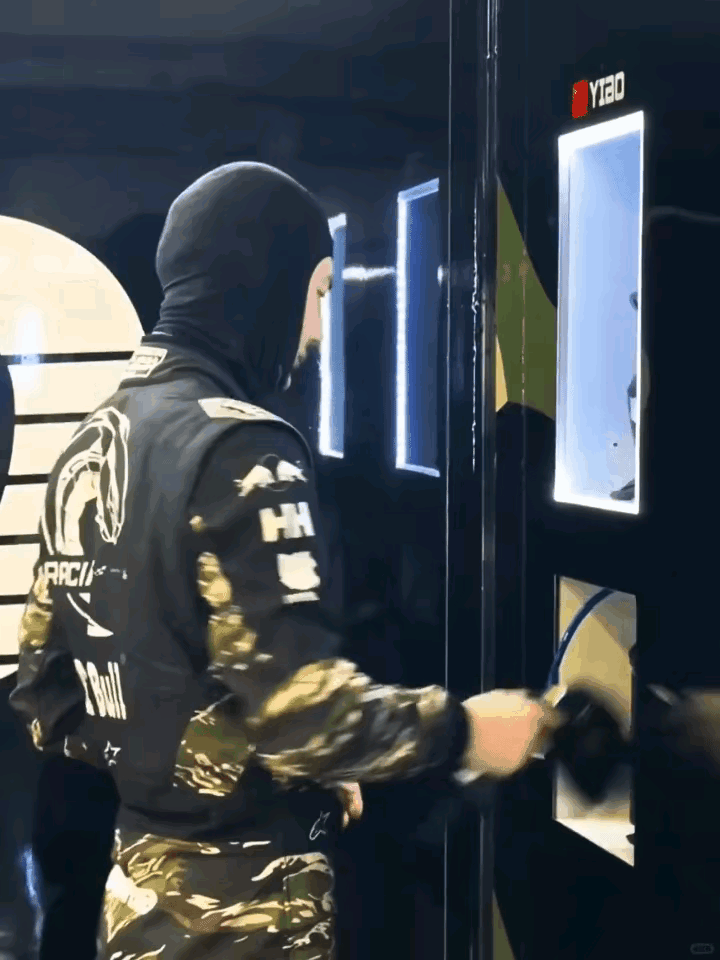 她们都羡慕你的发量，我就不一样了，你拽下头套的那一瞬我想到的居然是炸锅的“爆米花